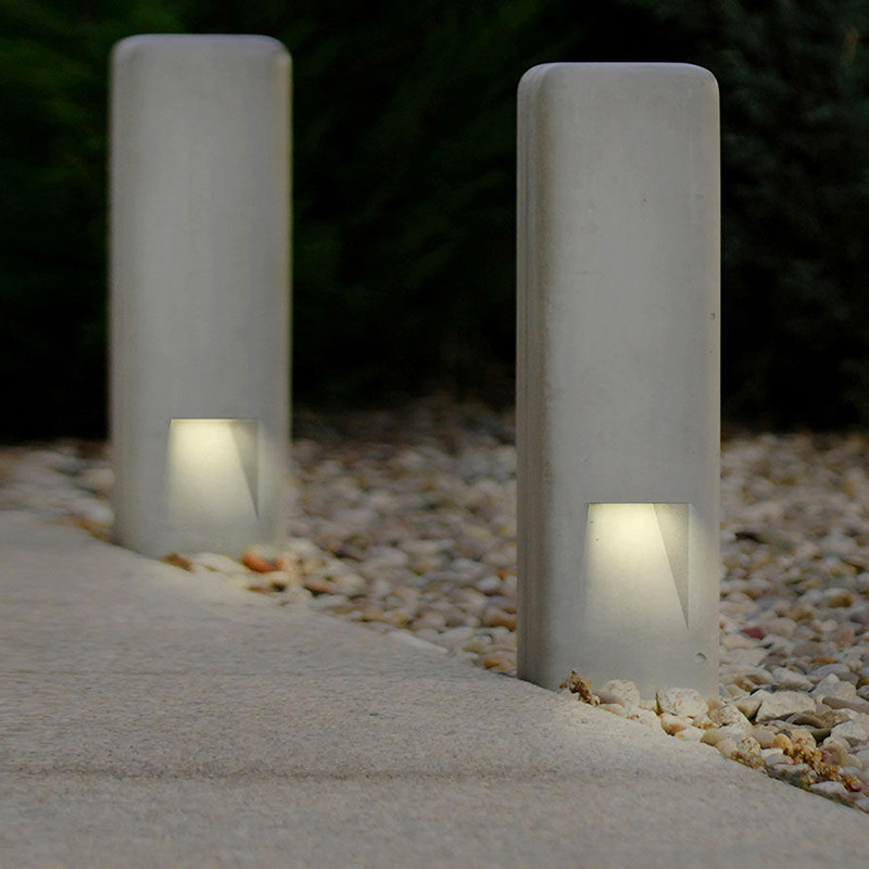 Stalp delimitator din beton cu lumina UM017