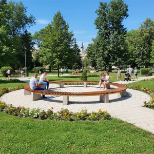 Banca stradala semicirculara din beton si lemn UM429 parc