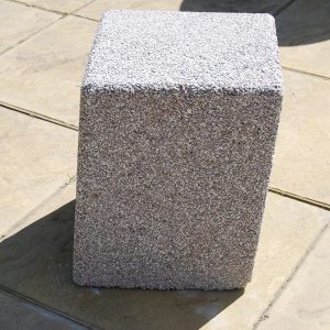 Stalp delimitator stradal patrat din beton de diferite marimi UM319