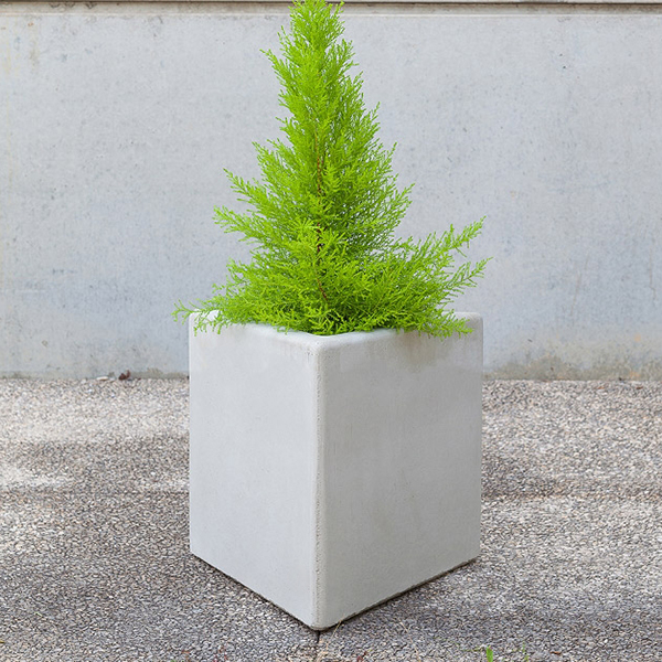 Jardiniera triunghiulara din beton