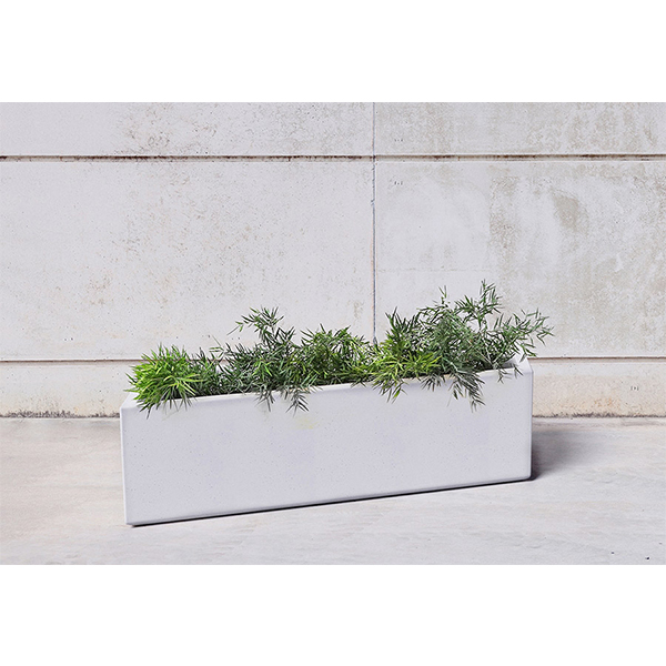 Jardiniera din beton cu forma oblica