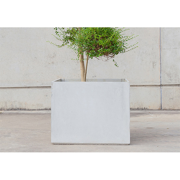 Jardiniera din beton de forma cubica