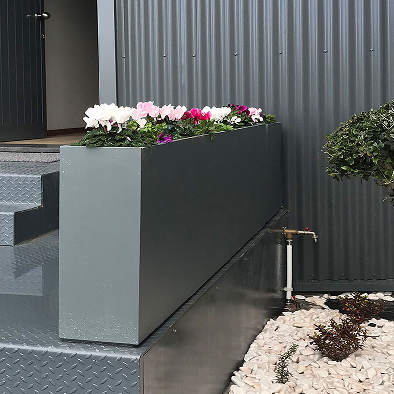 Jardiniera din beton armat cu fibra de sticla UM881 amenajare sediu firma