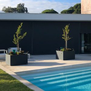 Jardiniera din beton de forma cubica UM871 vopsit