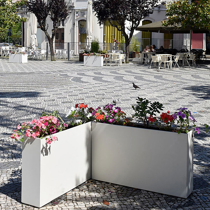 Jardiniera dreptunghiulara mica din beton UM878 oras