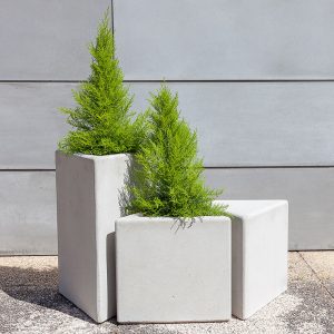 Jardiniera triunghiulara din beton UM855 elemente urbane modulare