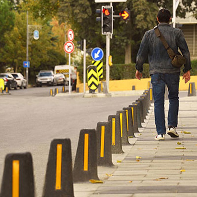 Bolard din beton cu banda reflectorizanta UM2371