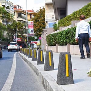 Bolard din beton cu banda reflectorizanta UM2371