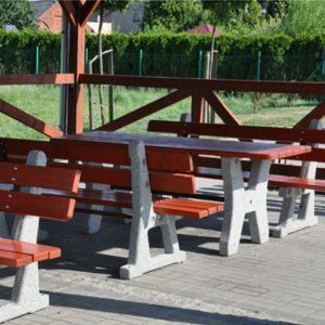 Masa dreptunghiulara cu picioare din beton si blat din lemn sau beton UM2061