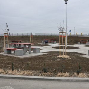 Masa dreptunghiulara cu picioare din beton si blat din lemn sau beton UM2061